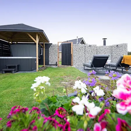 Near Dunes With Wellness Garden Vakantiehuis